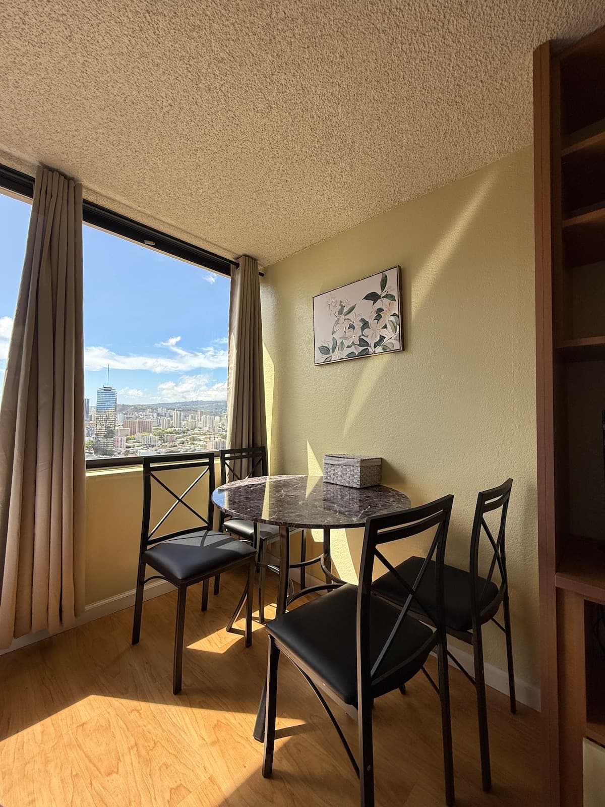 Condo in Honolulu · ★4.68 · 2 bedrooms · 3 beds · 2 private baths - Photo 3