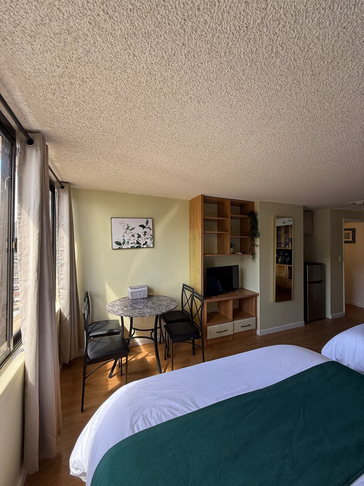Condo in Honolulu · ★4.68 · 2 bedrooms · 3 beds · 2 private baths - Photo 5