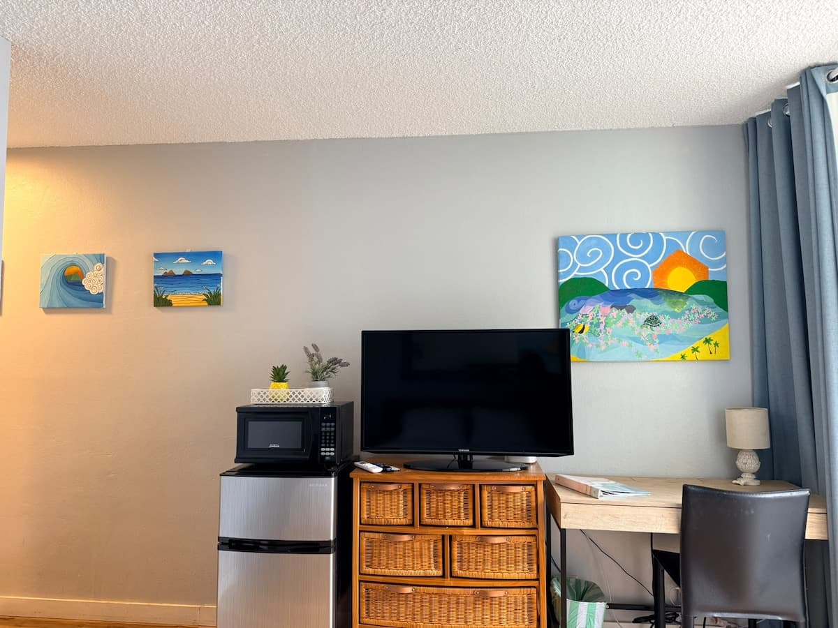 Condo in Honolulu · ★4.88 · Studio · 1 bed · 1 private bath - Photo 5