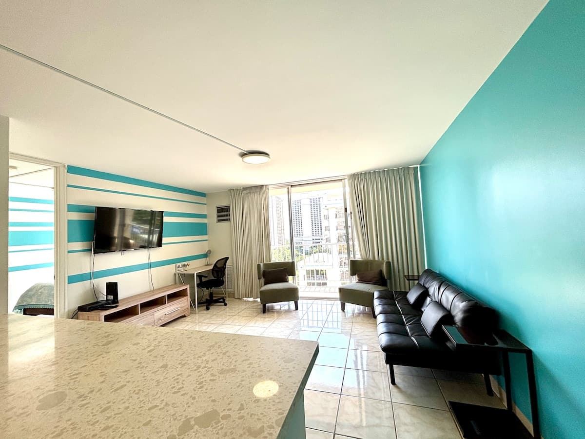 Waikiki 1 Bedroom Ocean FREE Parking Kitchen - Photo 1