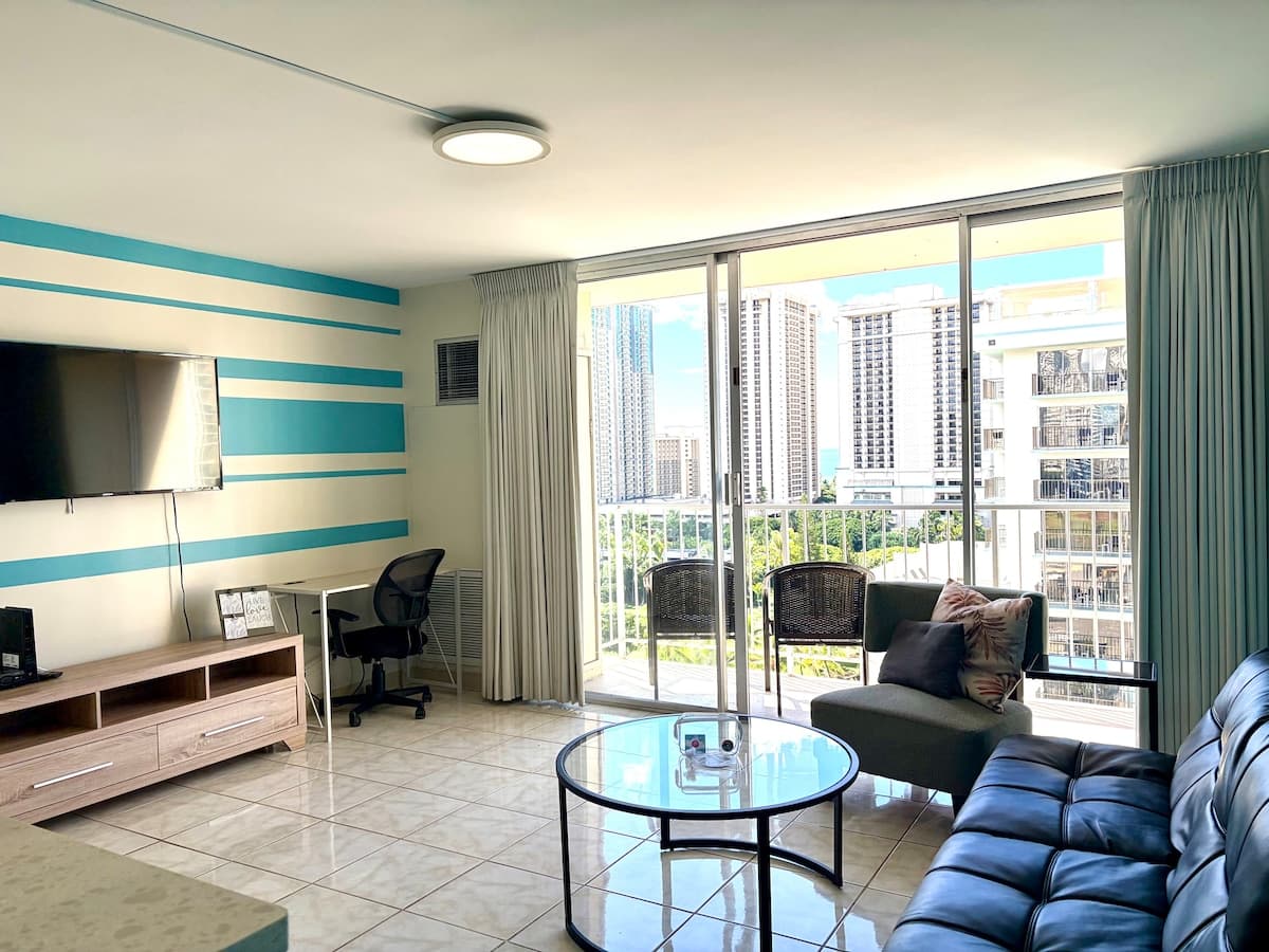 Waikiki 1 Bedroom Ocean FREE Parking Kitchen - Photo 4