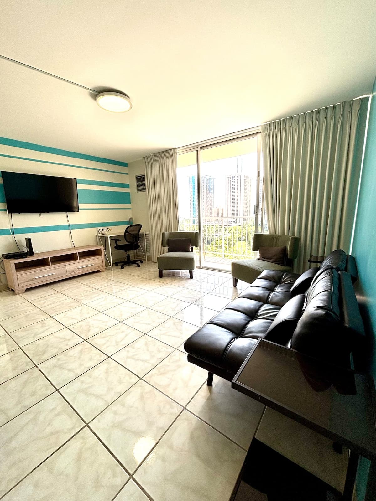 Waikiki 1 Bedroom Ocean FREE Parking Kitchen - Photo 2