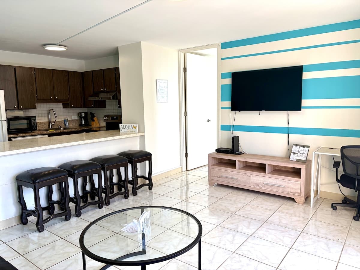 Waikiki 1 Bedroom Ocean FREE Parking Kitchen - Photo 5