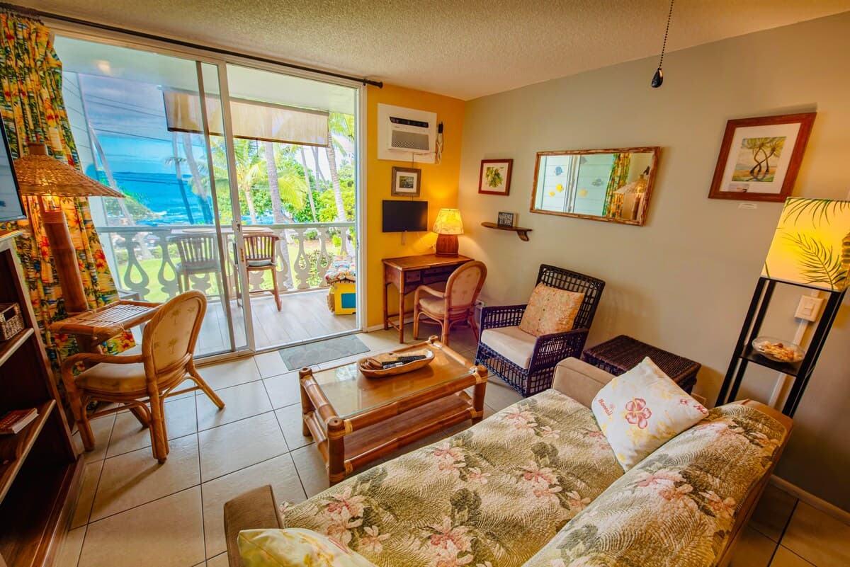 Condo in Kailua-Kona · ★4.88 · Studio · 2 beds · 1 bath - Photo 5