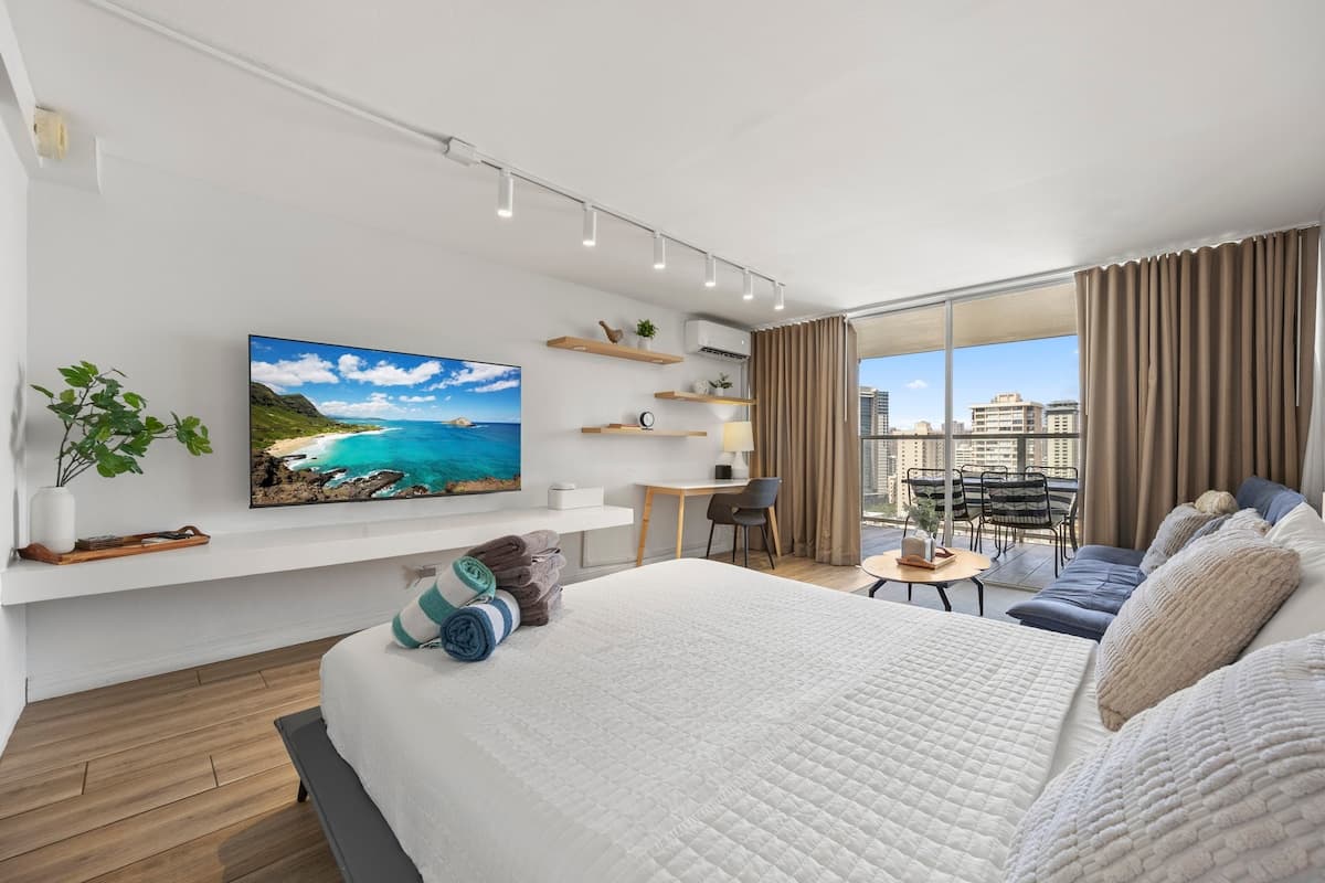 Condo in Honolulu · ★4.91 · Studio · 2 beds · 1 private bath - Photo 1