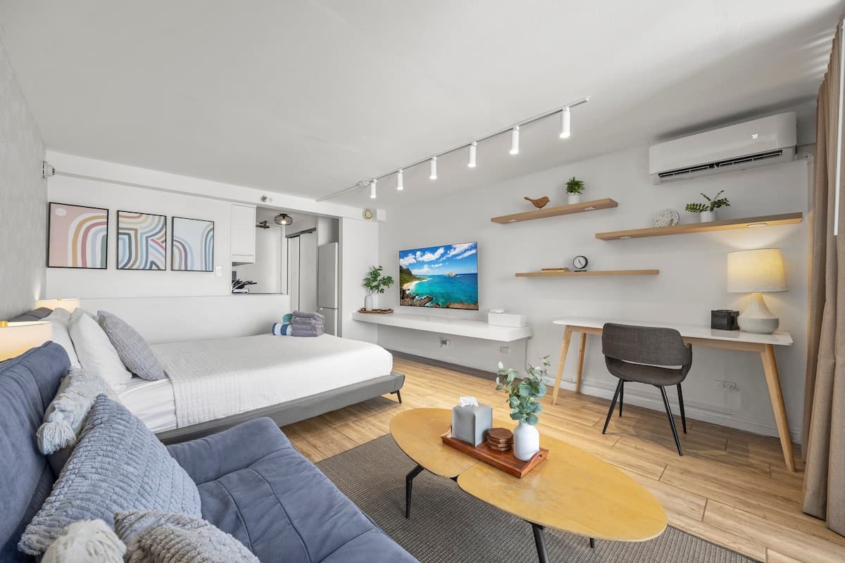 Condo in Honolulu · ★4.91 · Studio · 2 beds · 1 private bath - Photo 2