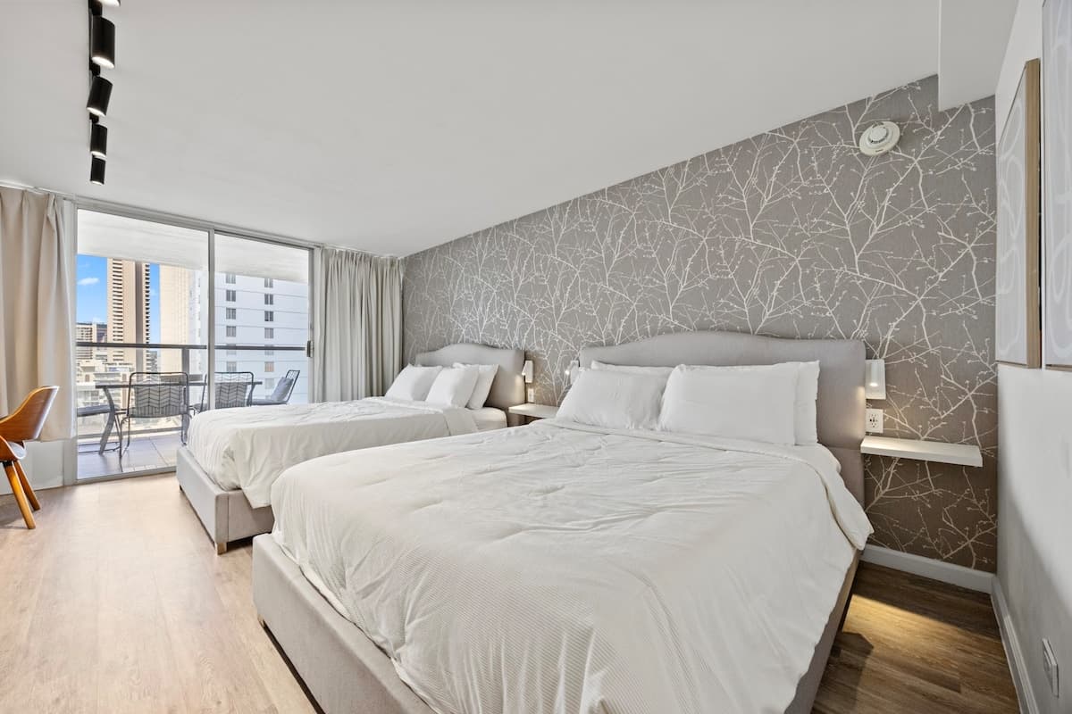 Condo in Honolulu · ★4.82 · Studio · 2 beds · 1 private bath - Photo 2