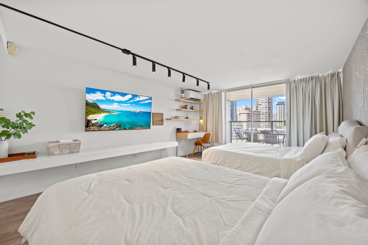 Condo in Honolulu · ★4.82 · Studio · 2 beds · 1 private bath - Photo 4