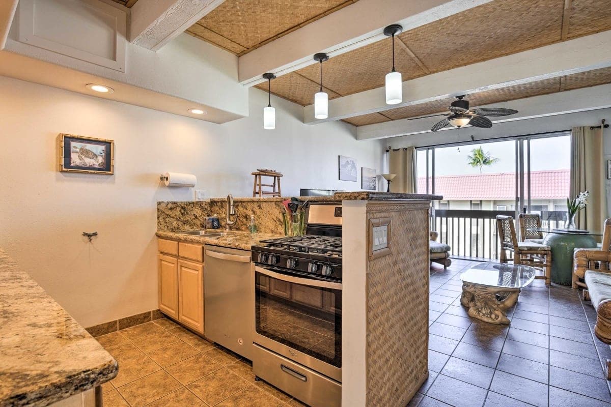 Condo in Kailua-Kona · ★4.65 · 2 bedrooms · 3 beds · 1.5 baths - Photo 4