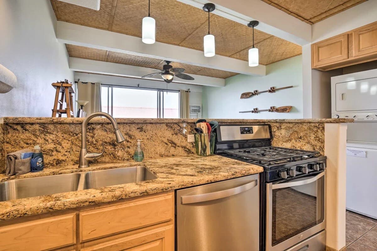 Condo in Kailua-Kona · ★4.65 · 2 bedrooms · 3 beds · 1.5 baths - Photo 5