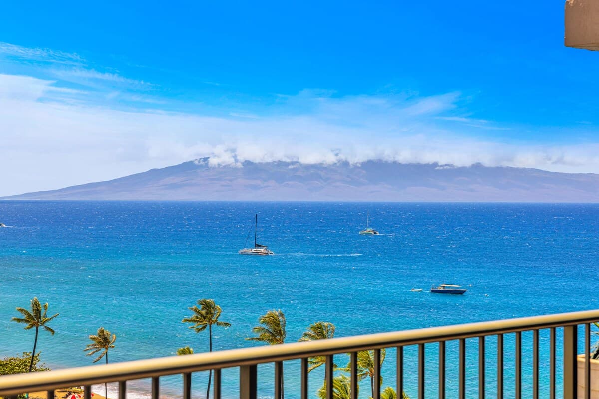 Condo in Lahaina · ★4.89 · 1 bedroom · 2 beds · 2 baths - Photo 2