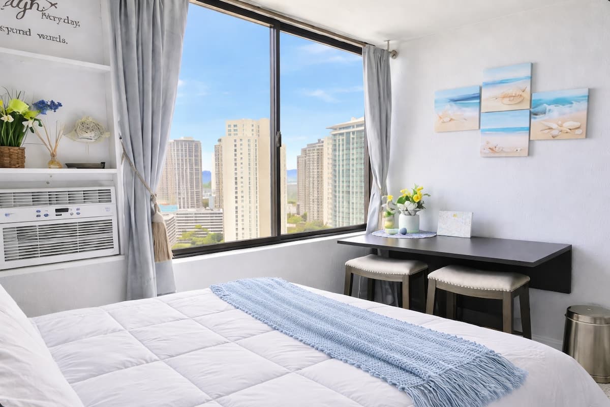Condo in Honolulu · ★4.85 · Studio · 1 bed · 1 private bath - Photo 4