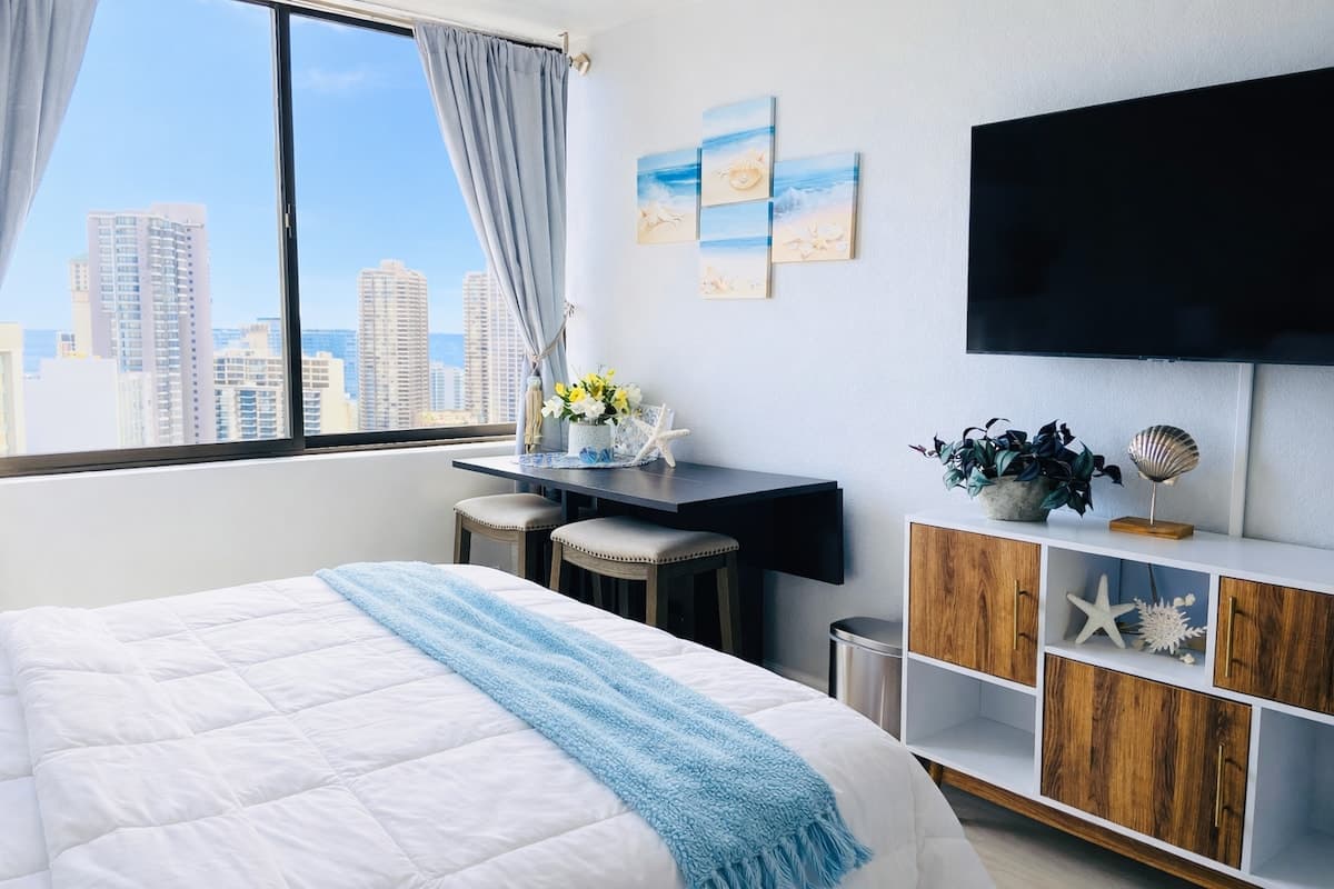 Condo in Honolulu · ★4.85 · Studio · 1 bed · 1 private bath - Photo 3