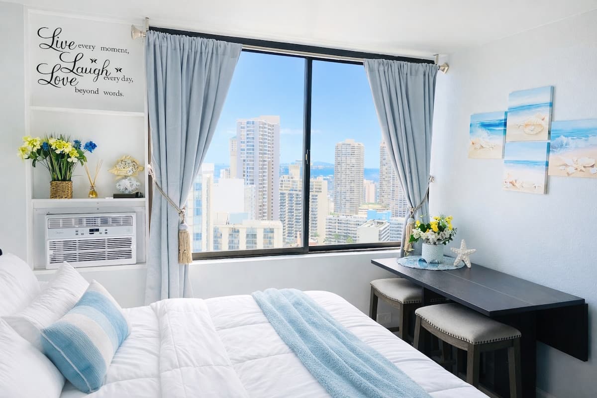 Condo in Honolulu · ★4.85 · Studio · 1 bed · 1 private bath - Photo 1