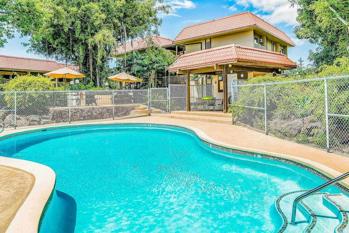 Condo in Kailua-Kona · ★4.57 · 1 bedroom · 2 beds · 1 shared bath - Photo 1