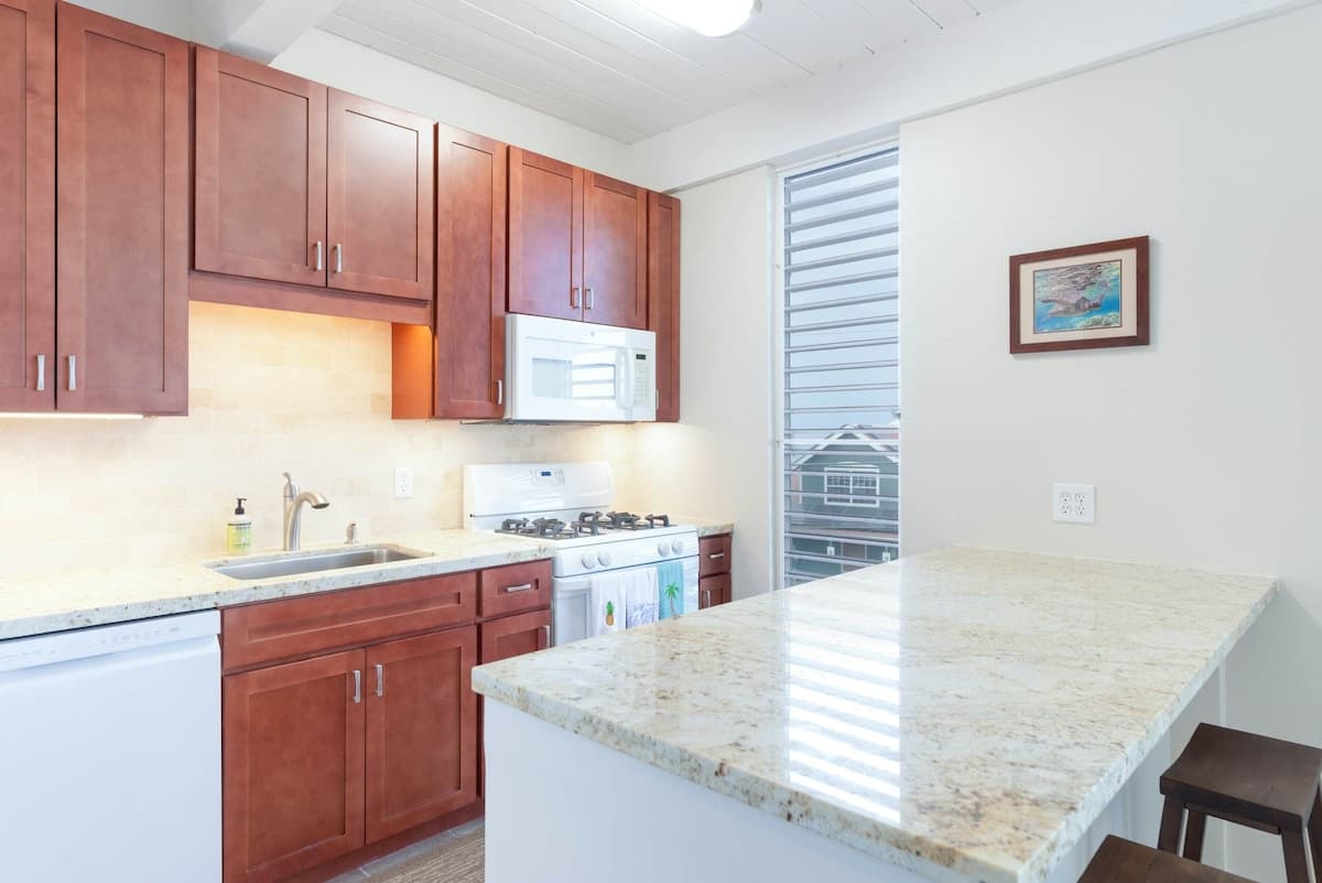 Condo in Kailua-Kona · ★4.57 · 1 bedroom · 2 beds · 1 shared bath - Photo 5