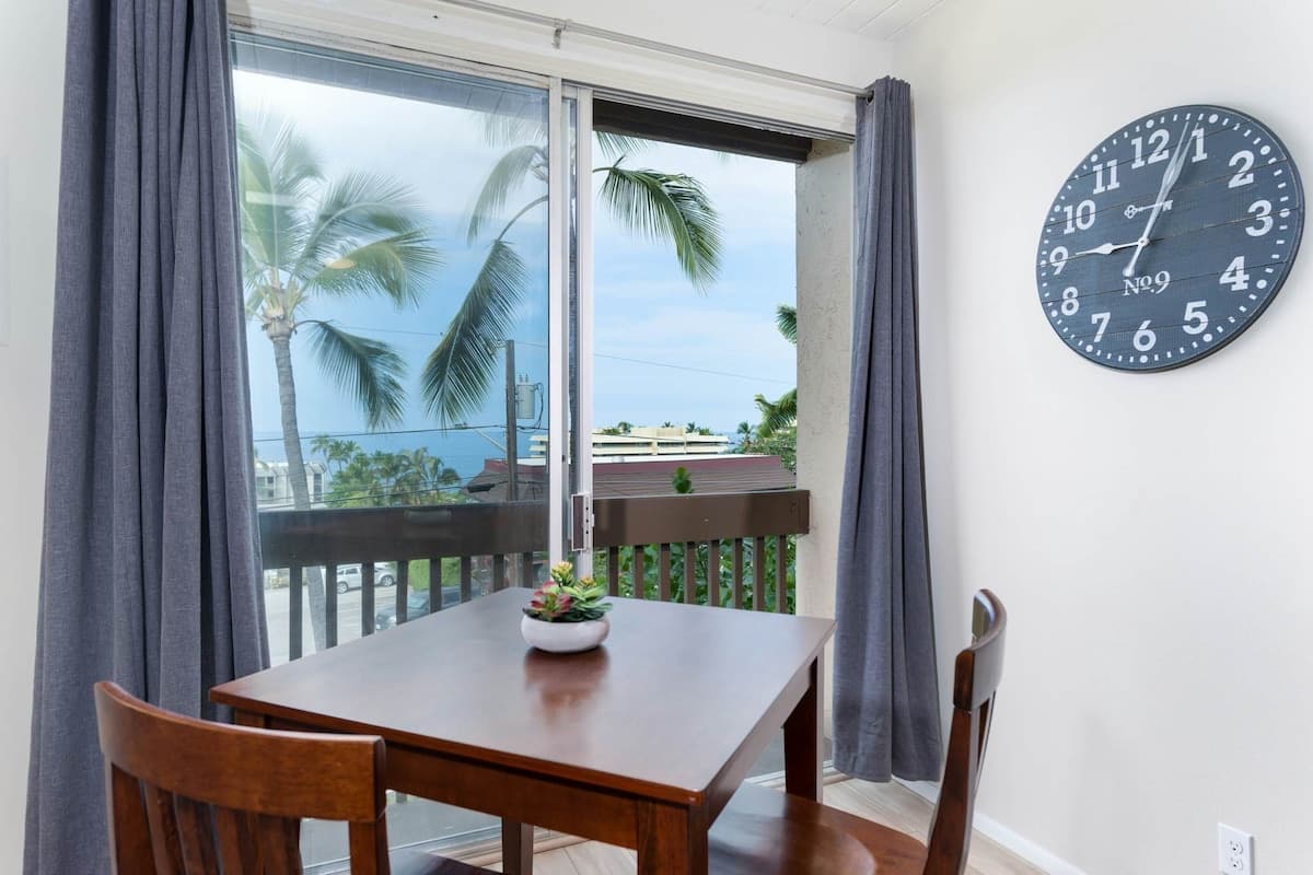 Condo in Kailua-Kona · ★4.57 · 1 bedroom · 2 beds · 1 shared bath - Photo 4