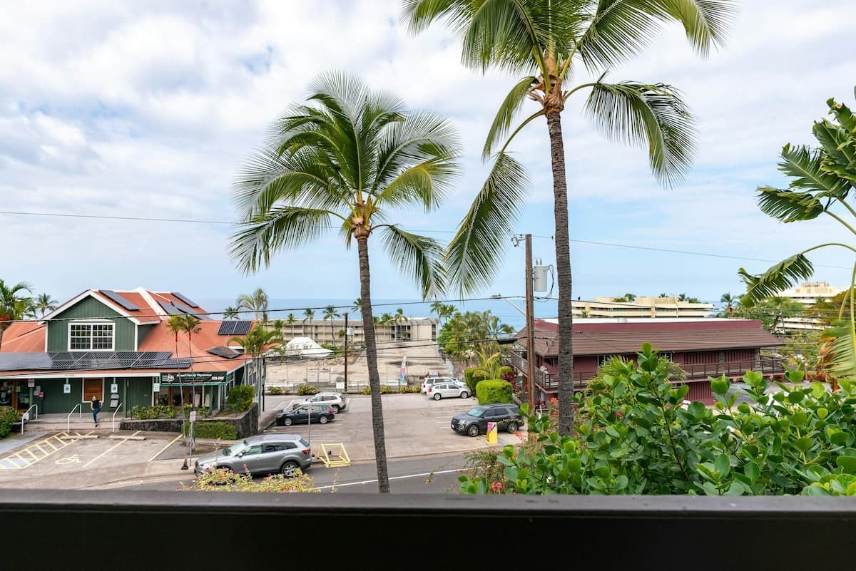 Condo in Kailua-Kona · ★4.57 · 1 bedroom · 2 beds · 1 shared bath - Photo 2