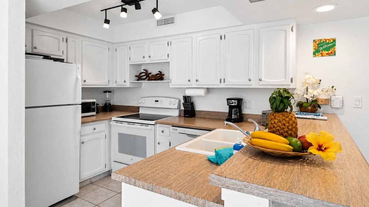 Condo in Kailua-Kona · ★4.57 · 1 bedroom · 2 beds · 1 bath - Photo 2