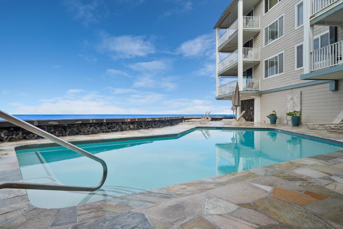 Condo in Kailua-Kona · ★4.6 · 1 bedroom · 2 beds · 1 bath - Photo 4