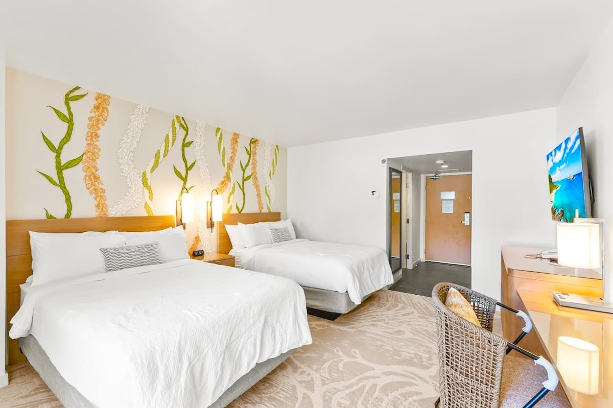 Condo in Honolulu · ★4.93 · Studio · 2 beds · 1 private bath - Photo 2