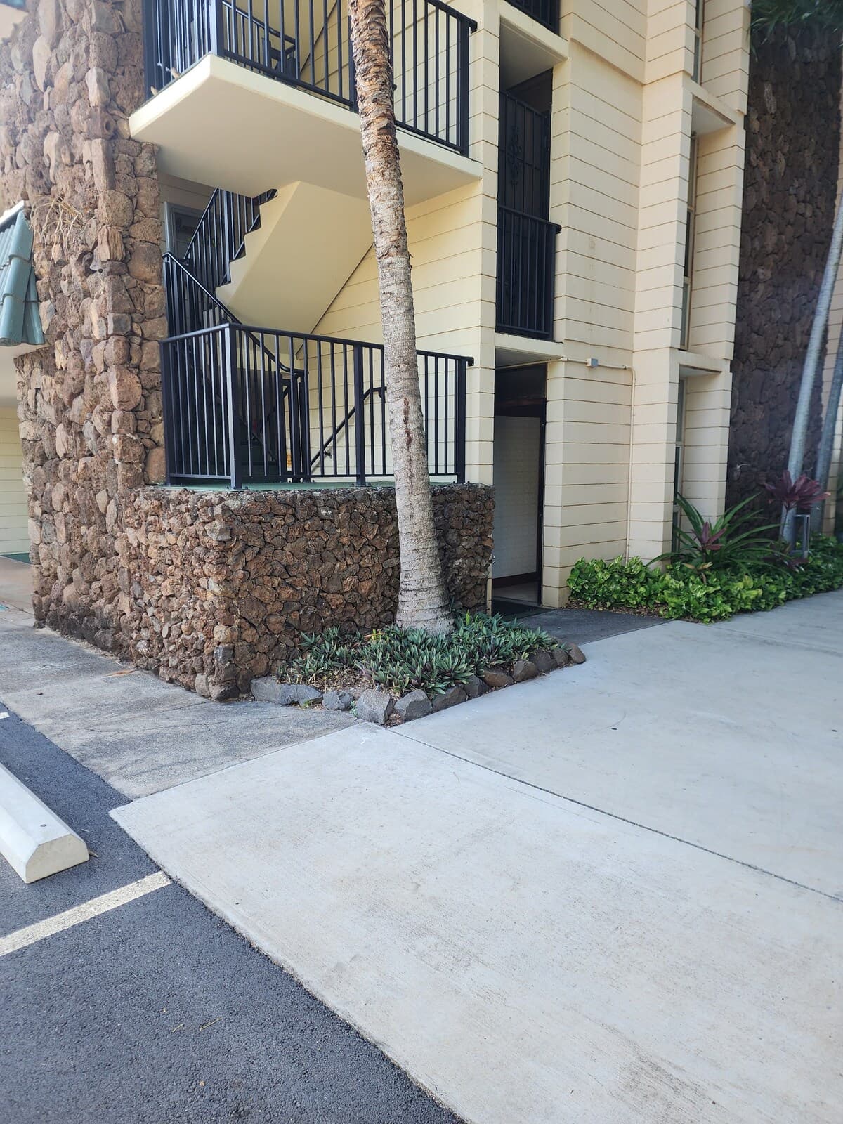 Condo in Lahaina · ★4.84 · 1 bedroom · 1 bed · 1 bath - Photo 4