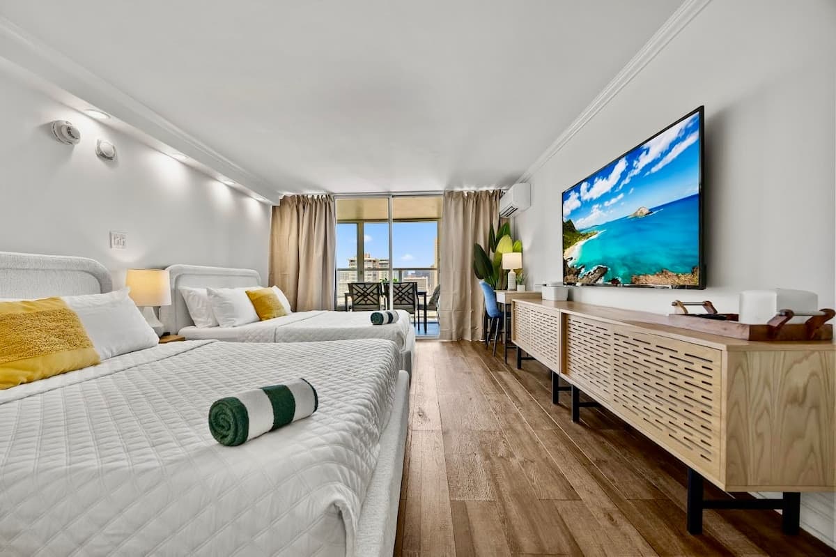 Condo in Honolulu · ★4.86 · Studio · 2 beds · 1 private bath - Photo 2