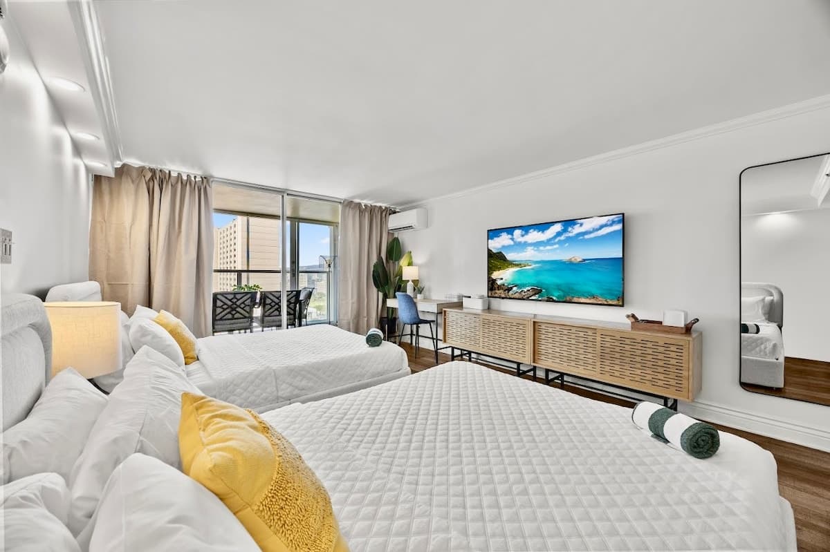 Condo in Honolulu · ★4.86 · Studio · 2 beds · 1 private bath - Photo 4