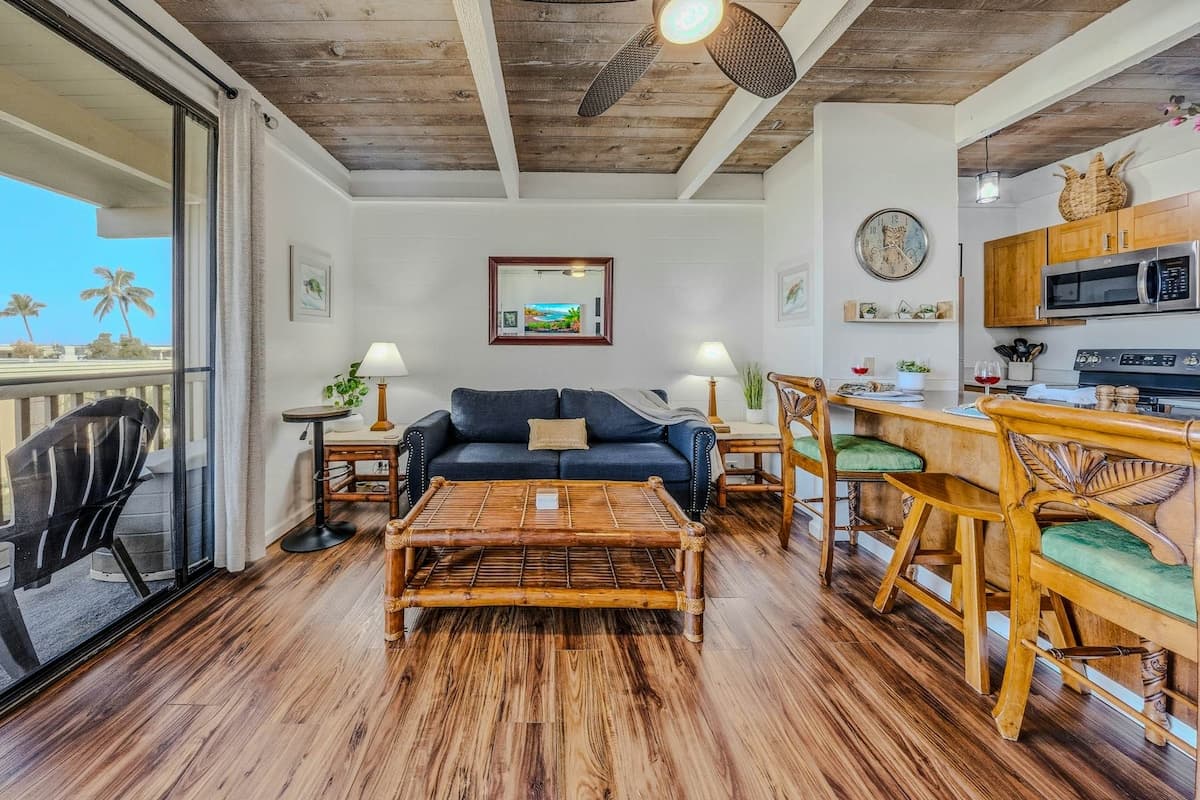 Condo in Kailua-Kona · ★4.28 · 1 bedroom · 2 beds · 1 shared bath - Photo 3