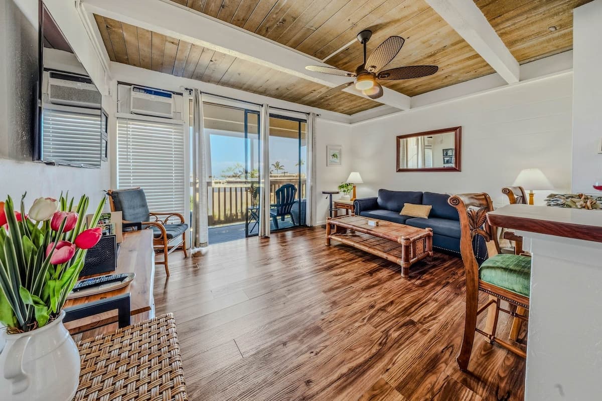 Condo in Kailua-Kona · ★4.28 · 1 bedroom · 2 beds · 1 shared bath - Photo 4