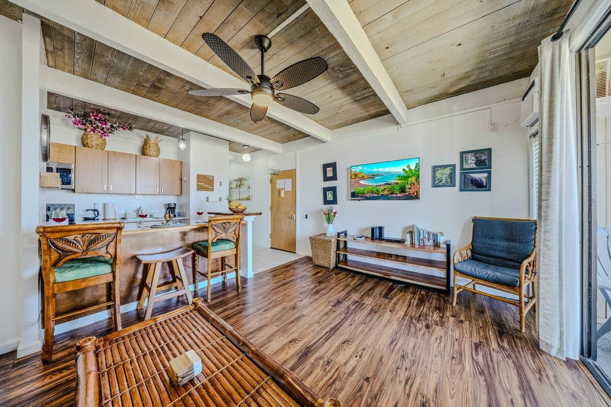 Condo in Kailua-Kona · ★4.28 · 1 bedroom · 2 beds · 1 shared bath - Photo 5