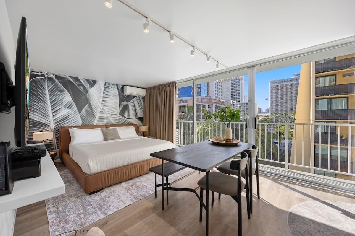 Condo in Honolulu · ★4.87 · Studio · 2 beds · 1 private bath - Photo 1