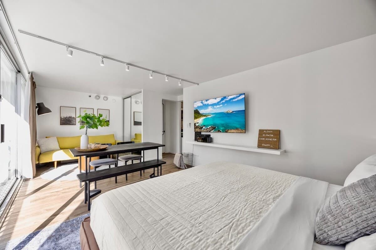 Condo in Honolulu · ★4.87 · Studio · 2 beds · 1 private bath - Photo 2