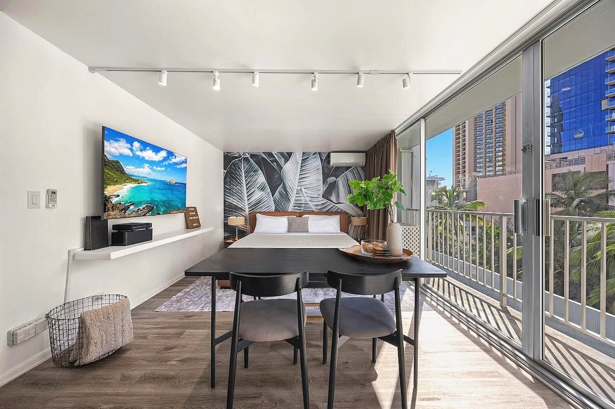 Condo in Honolulu · ★4.87 · Studio · 2 beds · 1 private bath - Photo 3