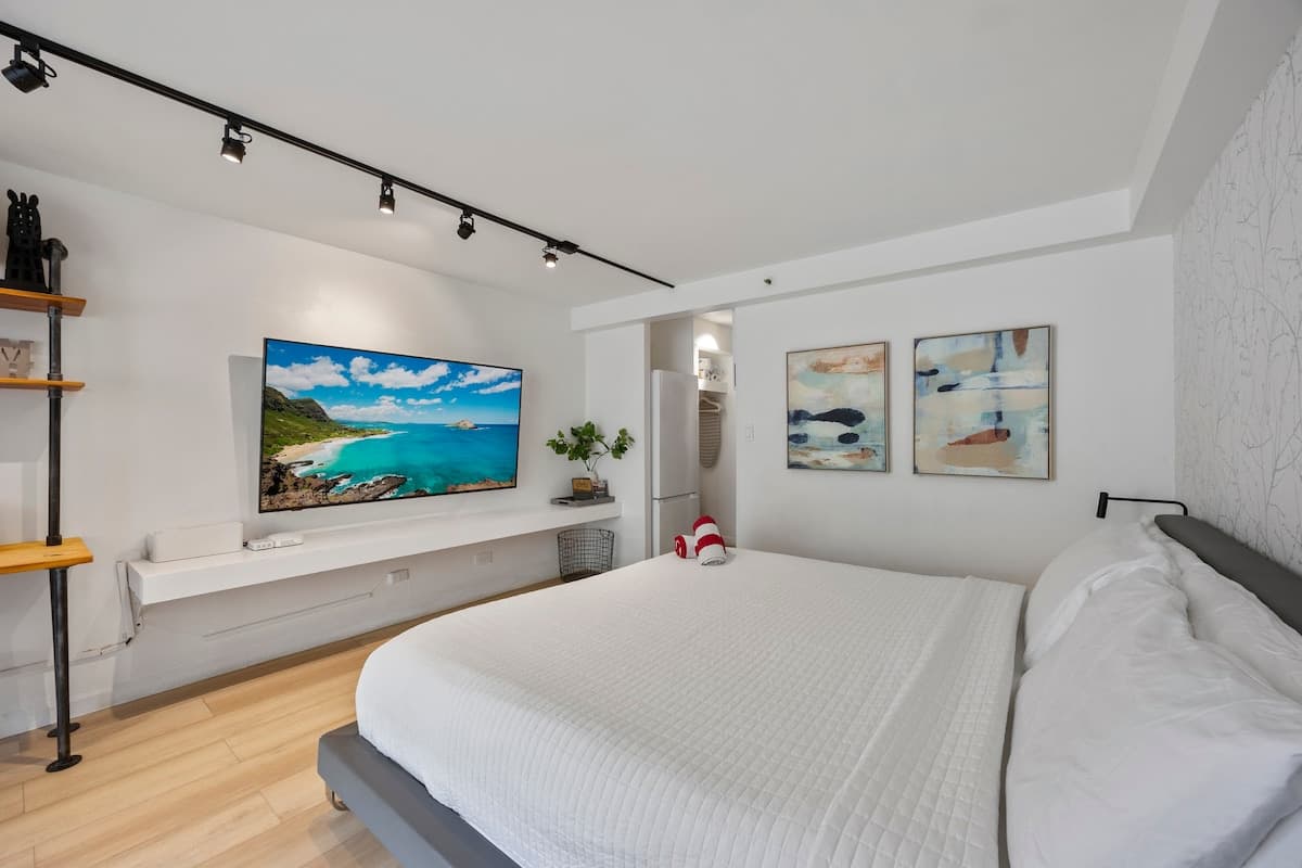 Condo in Honolulu · ★4.84 · Studio · 1 bed · 1 private bath - Photo 1