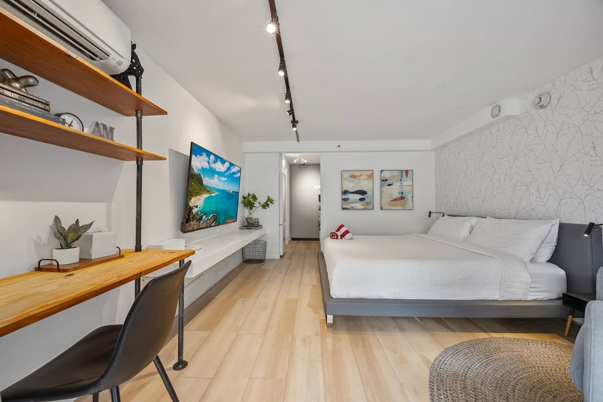 Condo in Honolulu · ★4.84 · Studio · 1 bed · 1 private bath - Photo 4