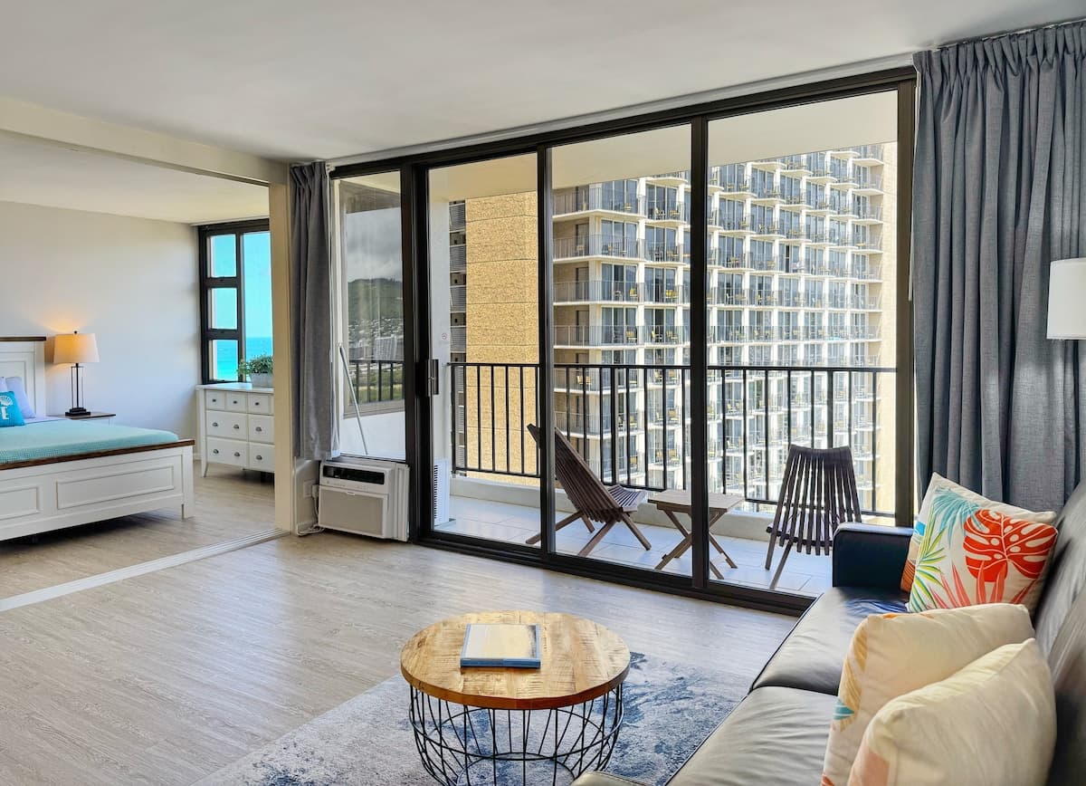 Condo in Honolulu · ★4.97 · 1 bedroom · 2 beds · 1 private bath - Photo 2
