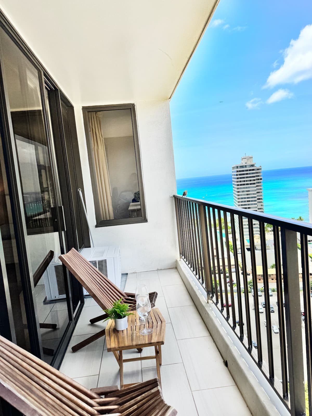 Condo in Honolulu · ★4.97 · 1 bedroom · 2 beds · 1 private bath - Photo 3