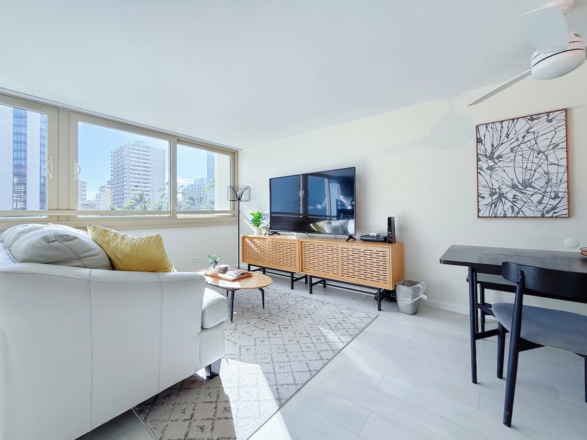 Condo in Honolulu · ★4.91 · 1 bedroom · 4 beds · 1 private bath - Photo 5