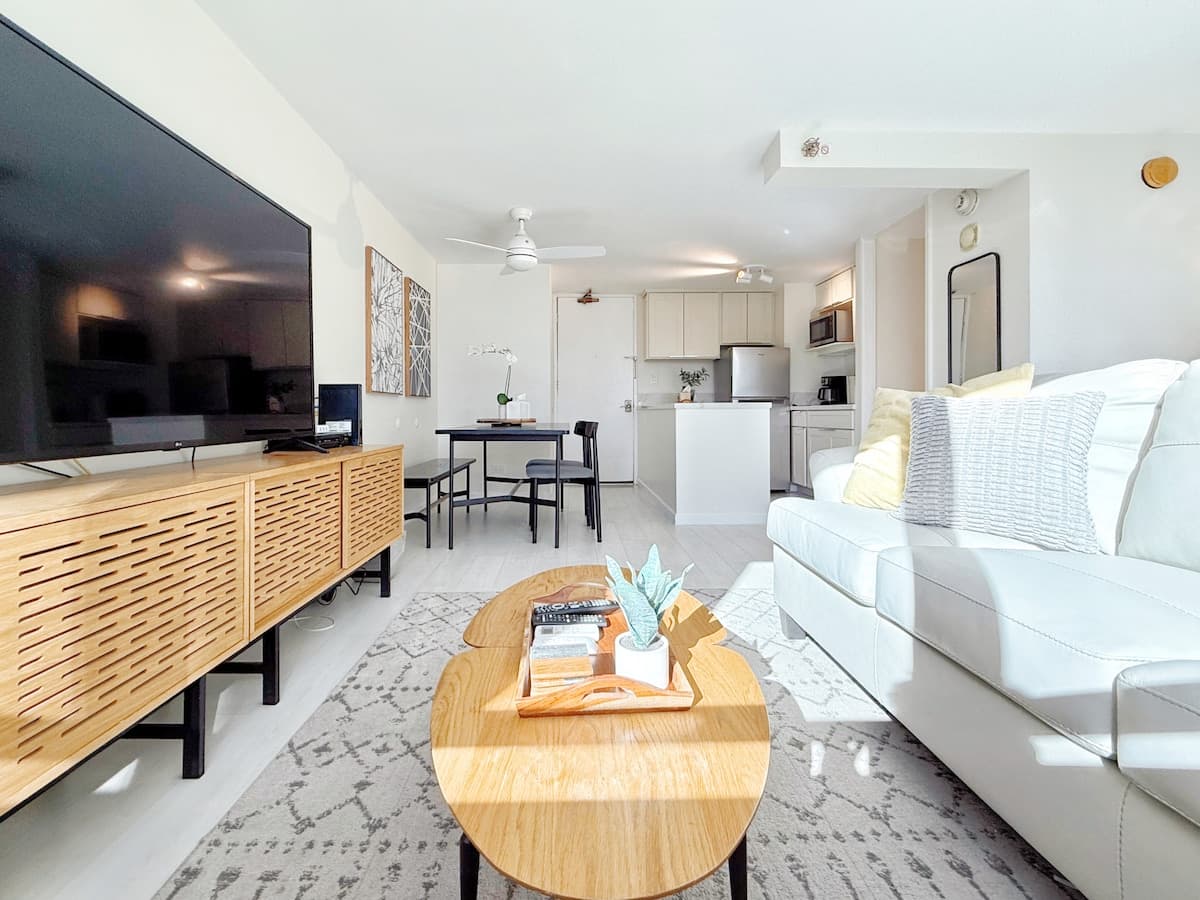 Condo in Honolulu · ★4.91 · 1 bedroom · 4 beds · 1 private bath - Photo 1
