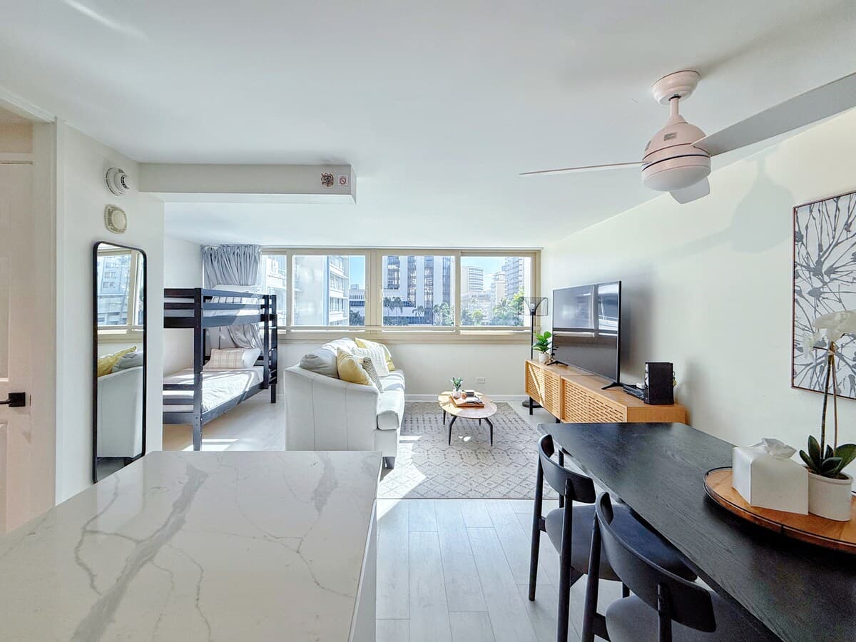 Condo in Honolulu · ★4.91 · 1 bedroom · 4 beds · 1 private bath - Photo 4