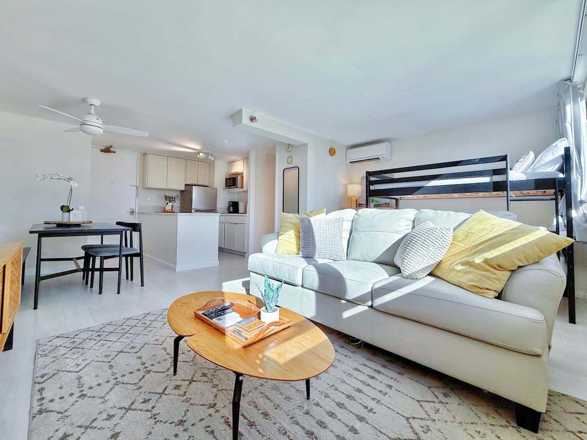 Condo in Honolulu · ★4.91 · 1 bedroom · 4 beds · 1 private bath - Photo 2