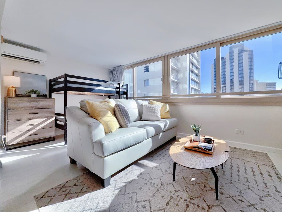Condo in Honolulu · ★4.91 · 1 bedroom · 4 beds · 1 private bath - Photo 3