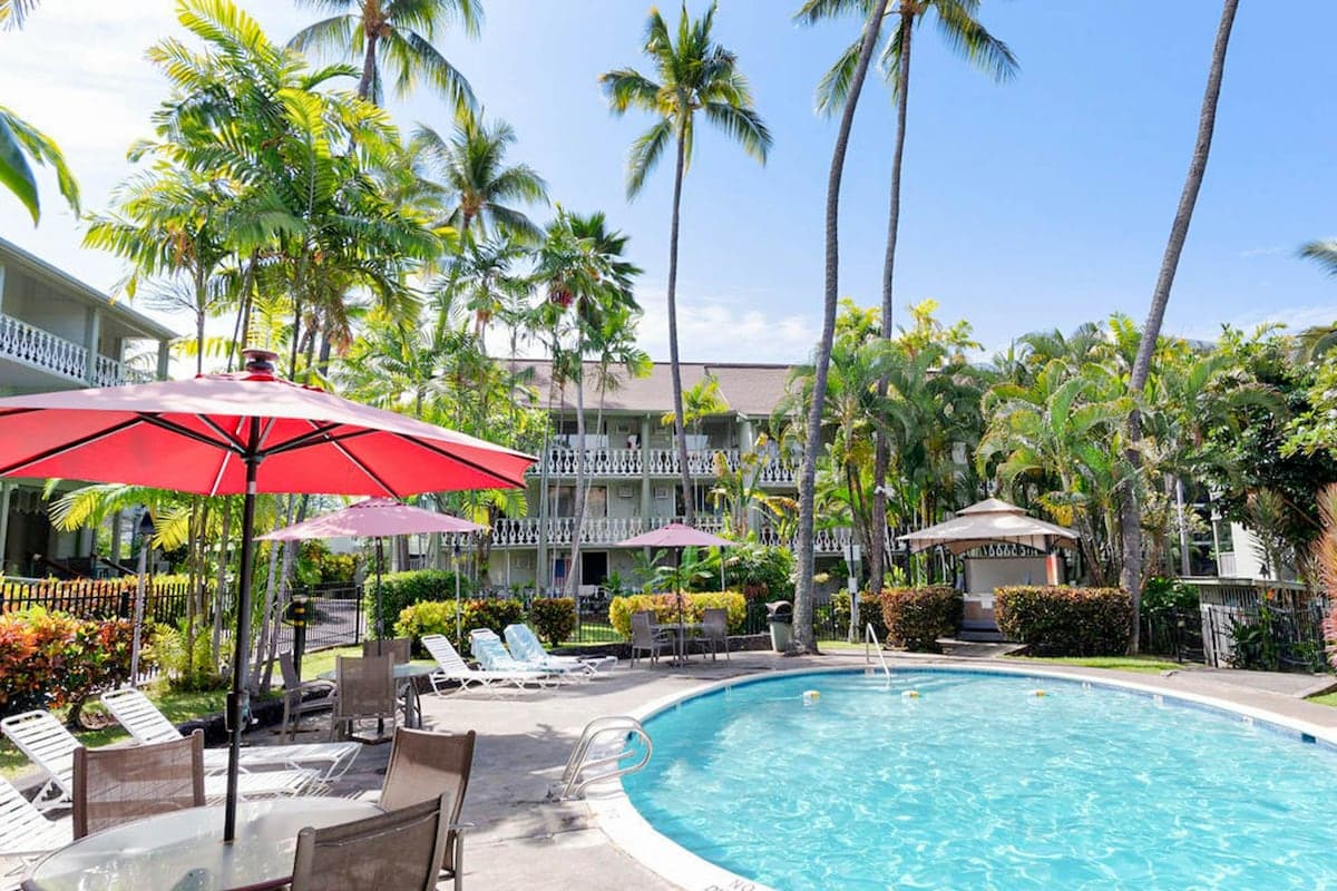 Condo in Kailua-Kona · ★4.43 · Studio · 1 bed · 1 shared bath - Photo 2