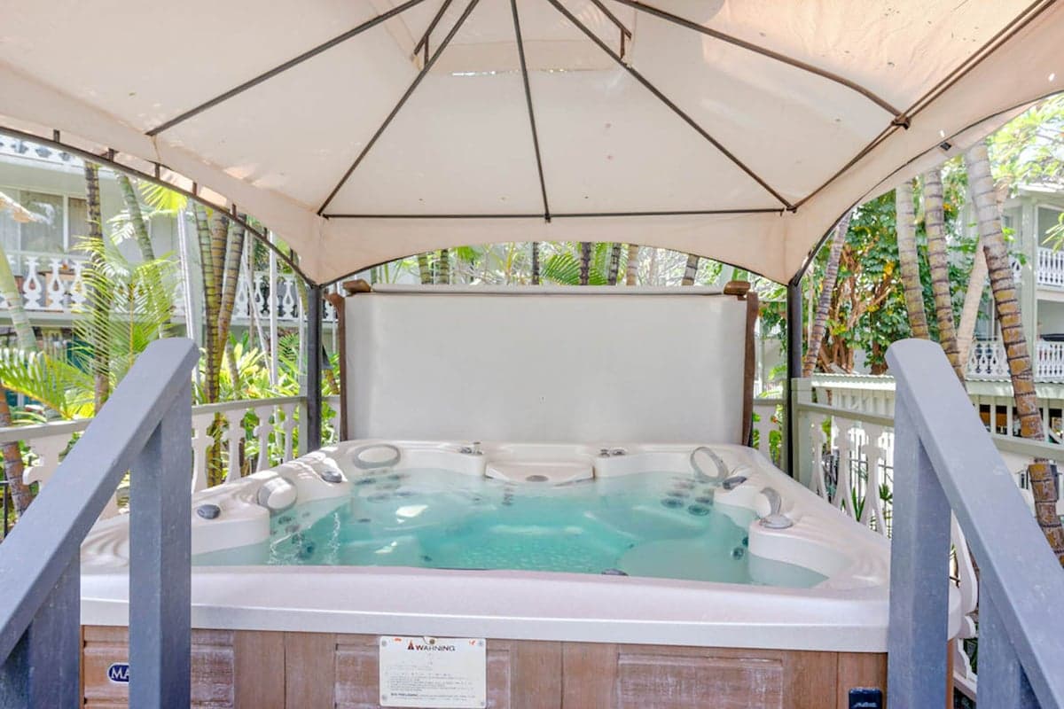 Condo in Kailua-Kona · ★4.43 · Studio · 1 bed · 1 shared bath - Photo 3