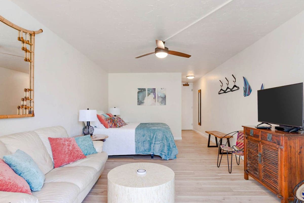 Condo in Kailua-Kona · ★4.43 · Studio · 1 bed · 1 shared bath - Photo 5