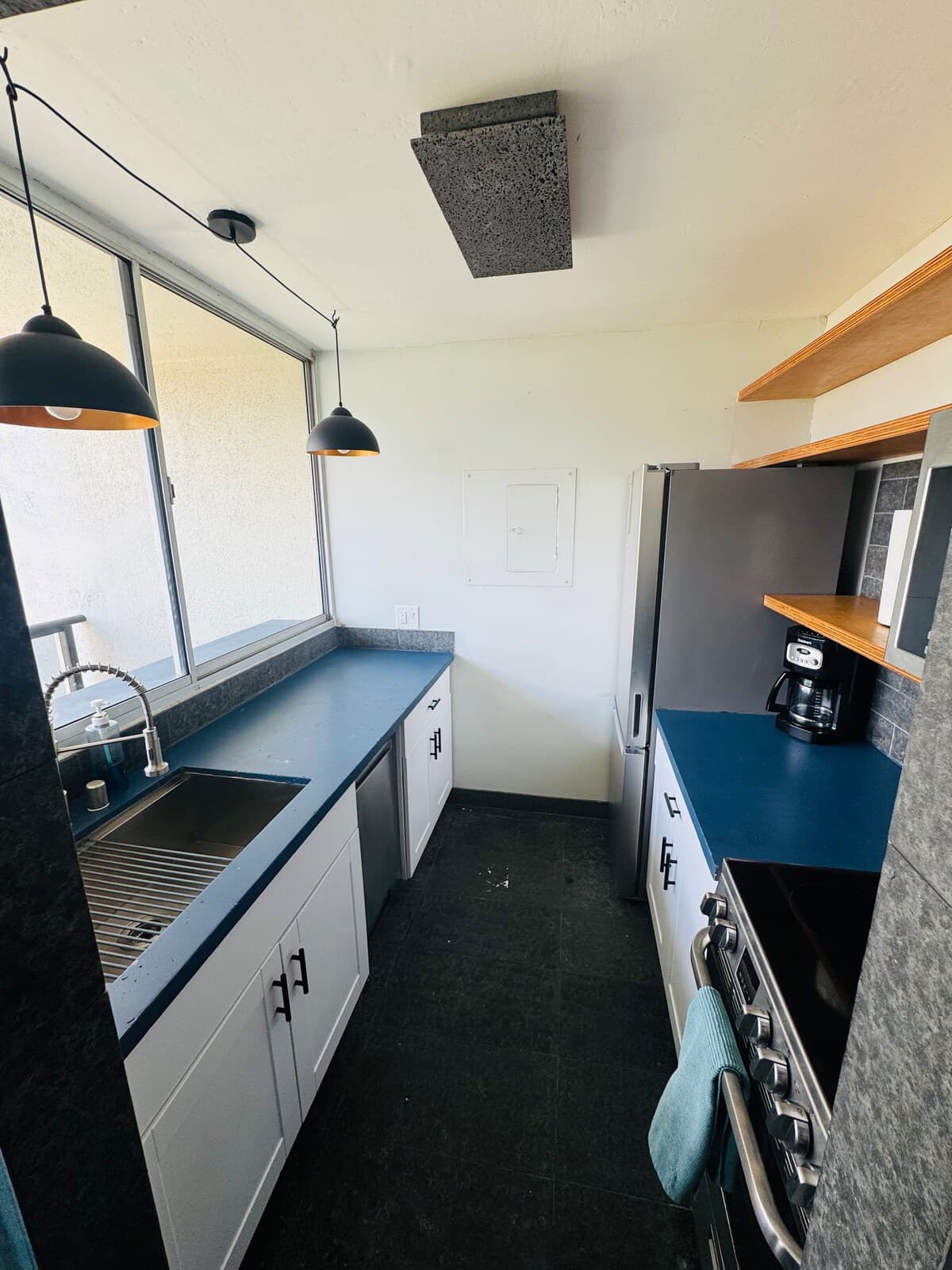 Condo in Honolulu · ★4.82 · Studio · 1 bed · 1 private bath - Photo 5