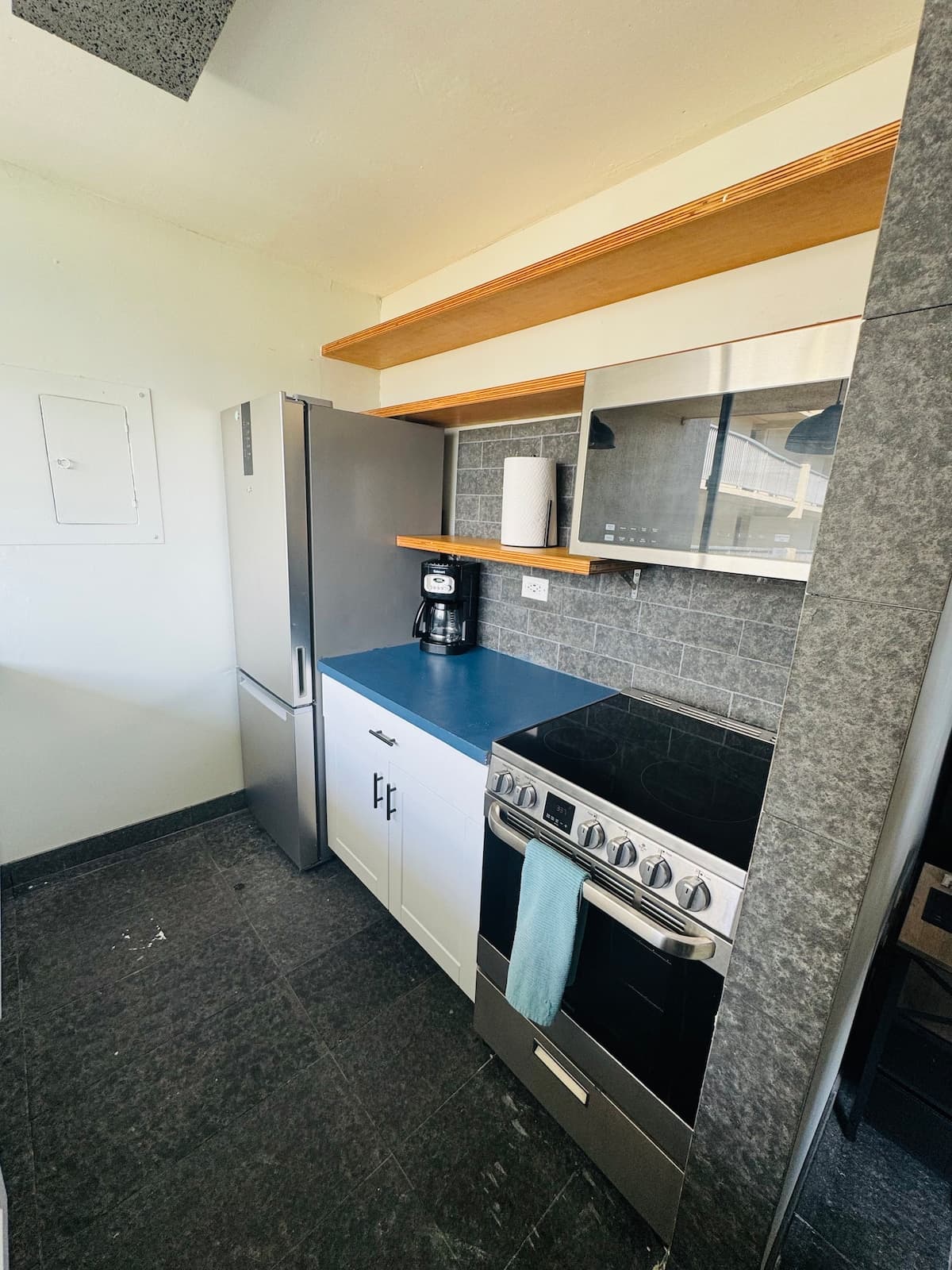 Condo in Honolulu · ★4.82 · Studio · 1 bed · 1 private bath - Photo 2