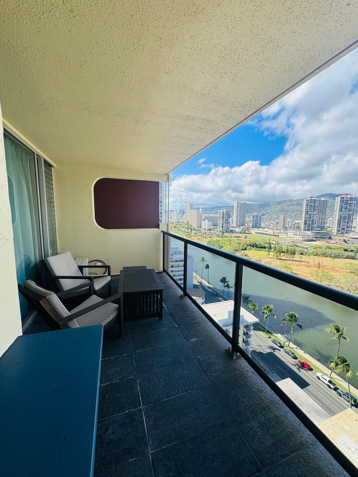 Condo in Honolulu · ★4.82 · Studio · 1 bed · 1 private bath - Photo 1