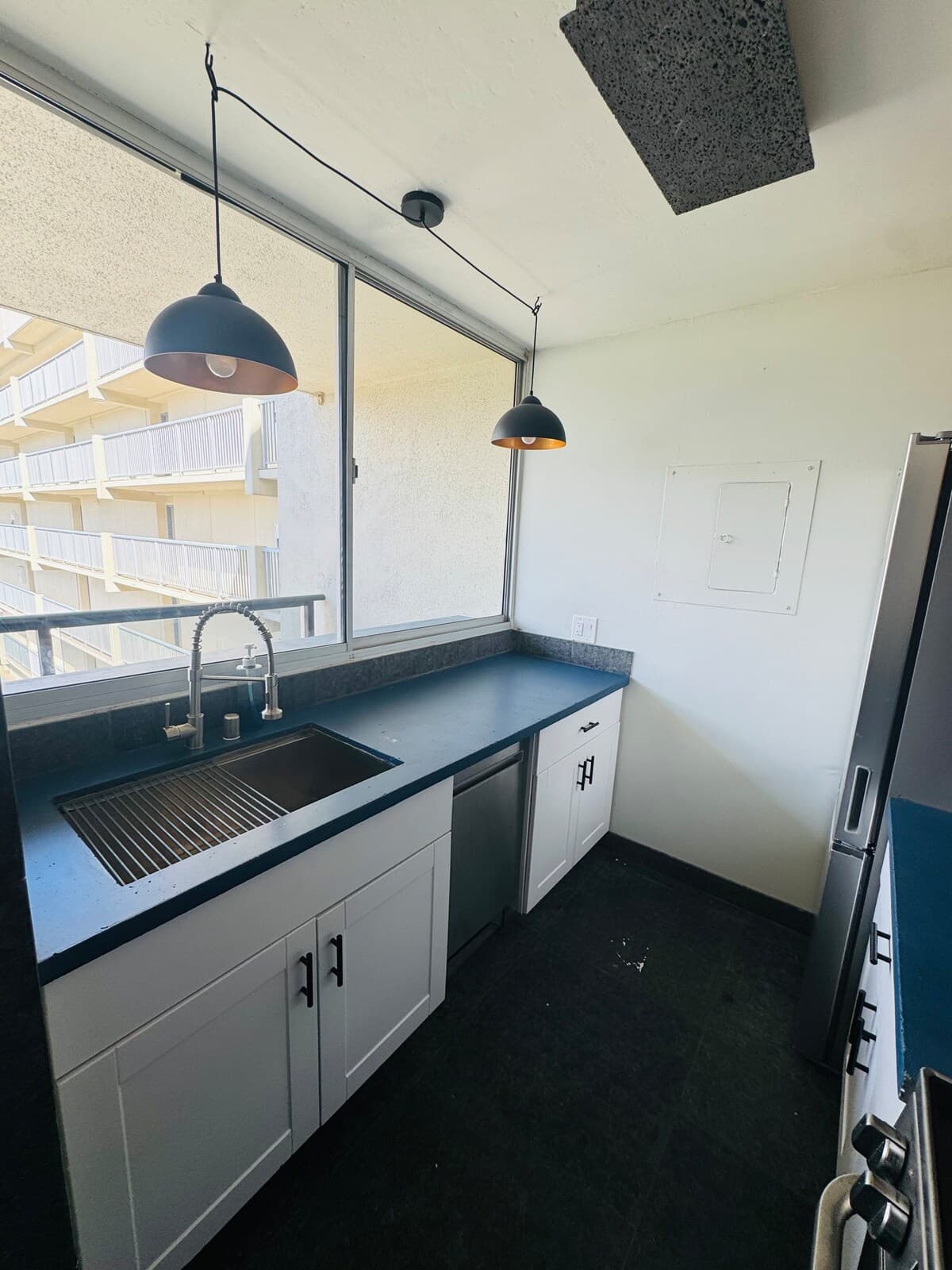 Condo in Honolulu · ★4.82 · Studio · 1 bed · 1 private bath - Photo 3